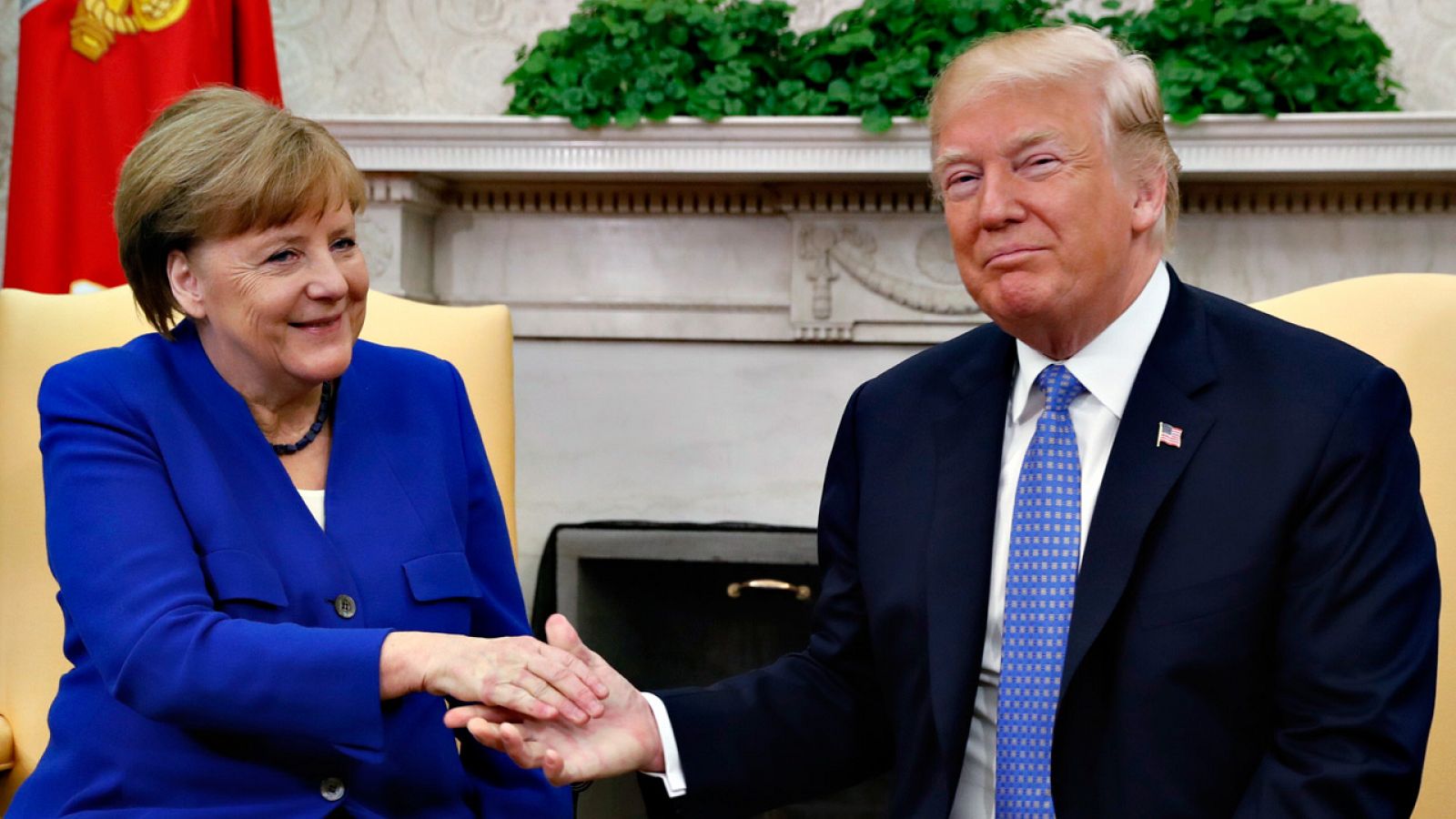 La canciller alemana, Angela Merkel, saluda al presidente de Estados Unidos, Donald Trump, en el Despacho Oval