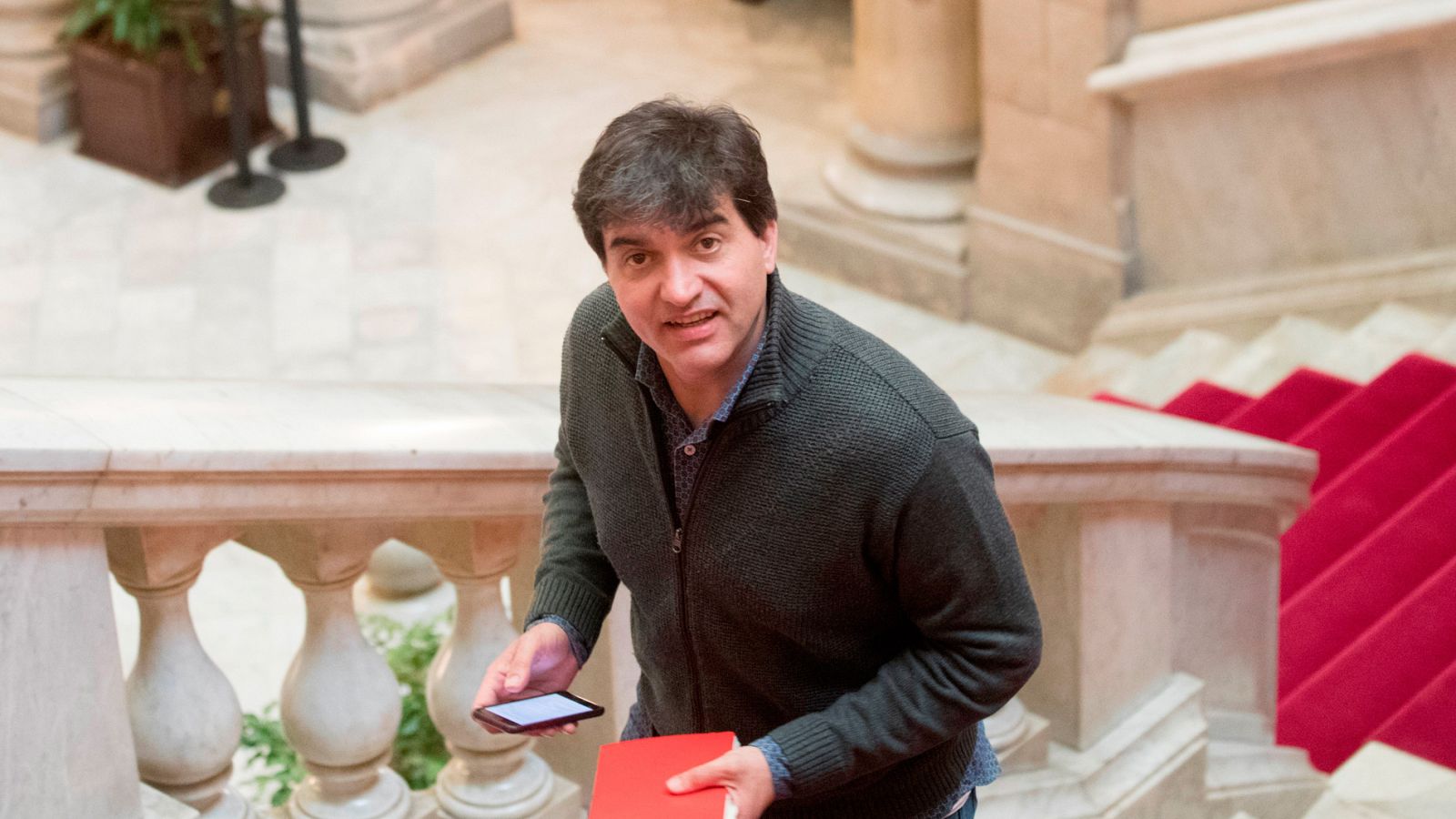 El portavoz de ERC Sergi Sabrià en los de pasillos del Parlament de Cataluña