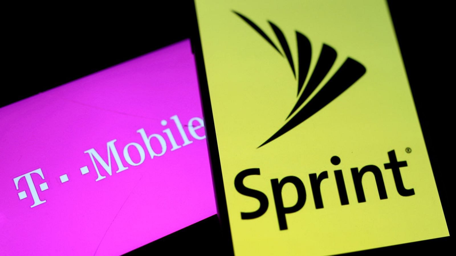 Dos teléfonos móviles con los logos de T-Mobile y Sprint en sus pantallas