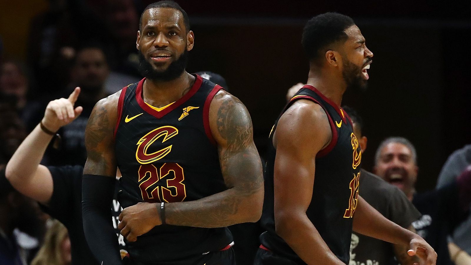 LeBron James y Trsitan Thompson celebran una jugada frente a los Pacers.