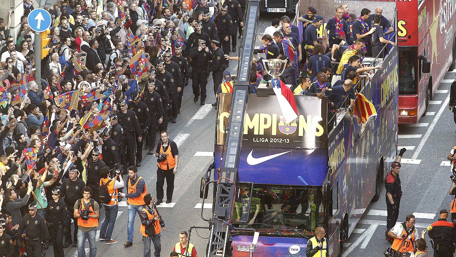 Los jugadores del Barça celebran una rúa en una de las últimas temporadas.