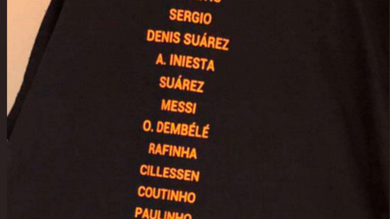 Deulofeu no aparece en la camiseta conmemorativa del Barça.