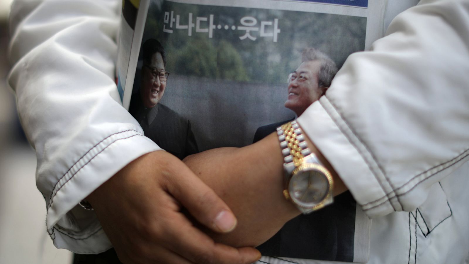 Portada de un periódico coreano con la imagen de los líderes Kim Jong-un y Moon Jae-in