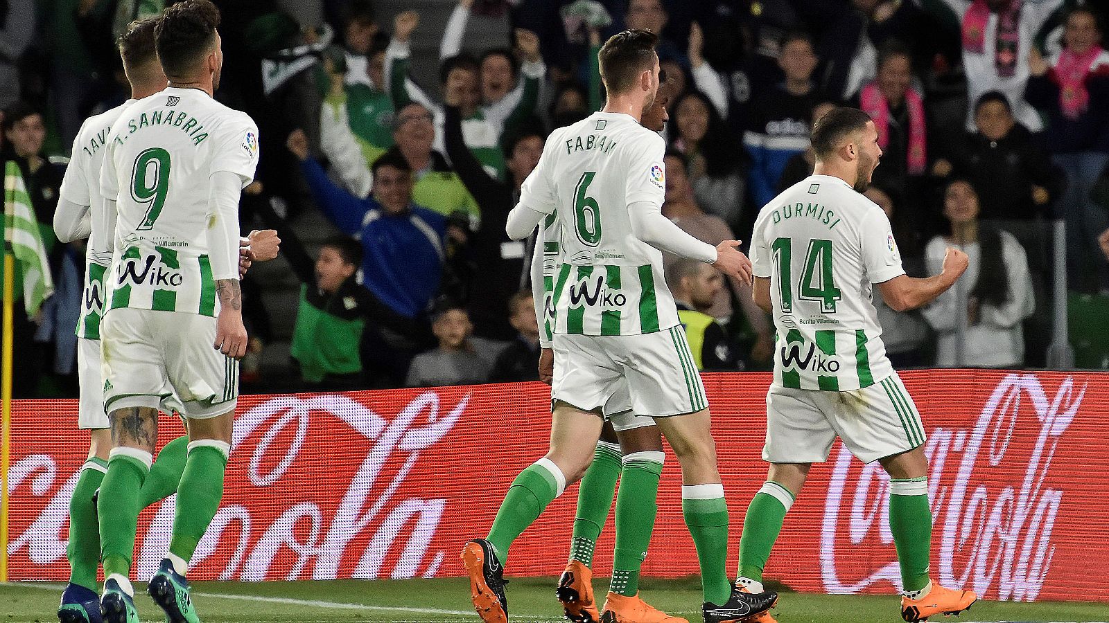 Durmisi celebra el primer gol del Betis al Málaga.