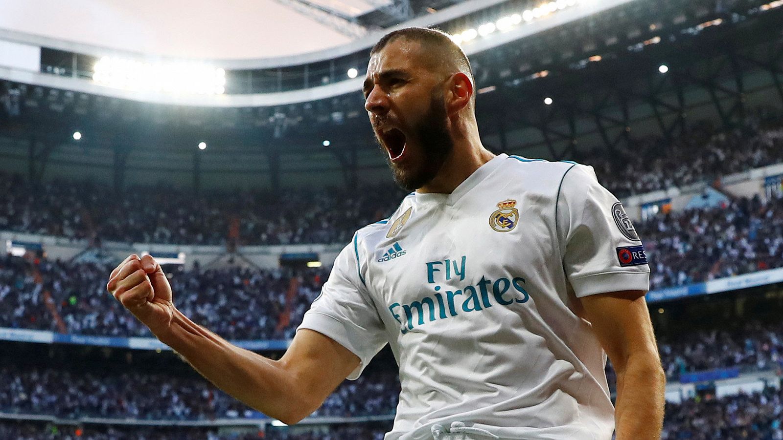 Benzema celebra su primer gol al Bayern.