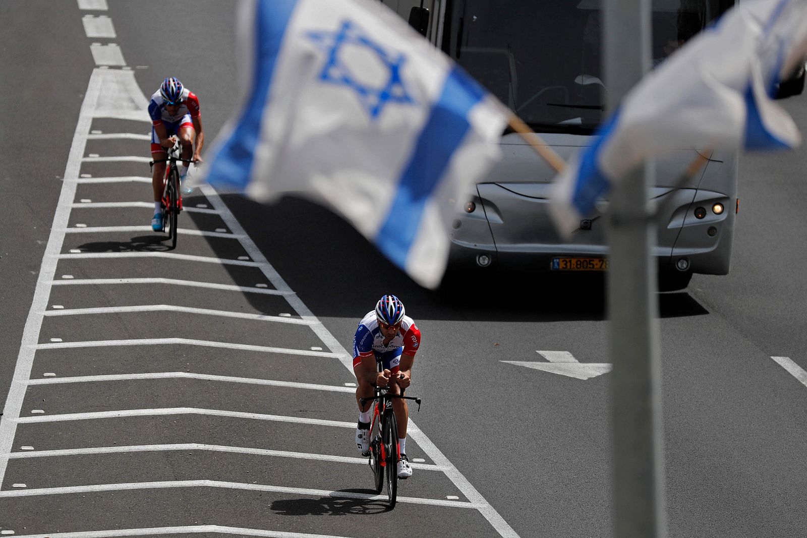 Dos ciclistas entrenan en la víspera de la salida del Giro en torno a Jerusalén