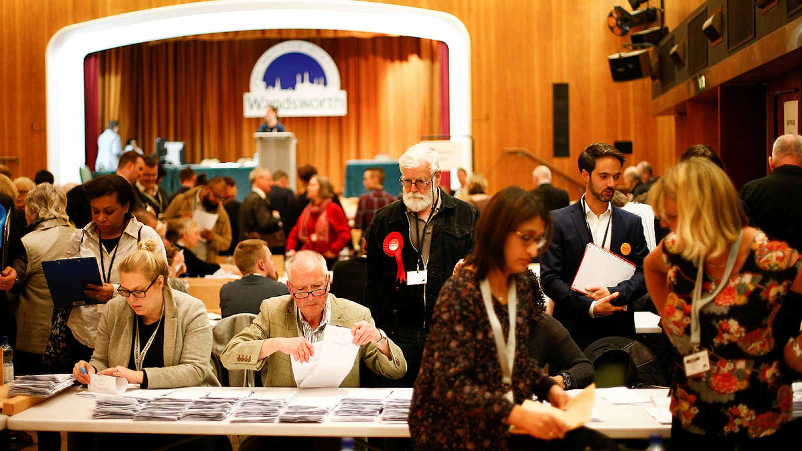 Voluntarios durante el recuento de votos en las elecciones locales de Reino Unido en el distrito de Wandsworth, Londres