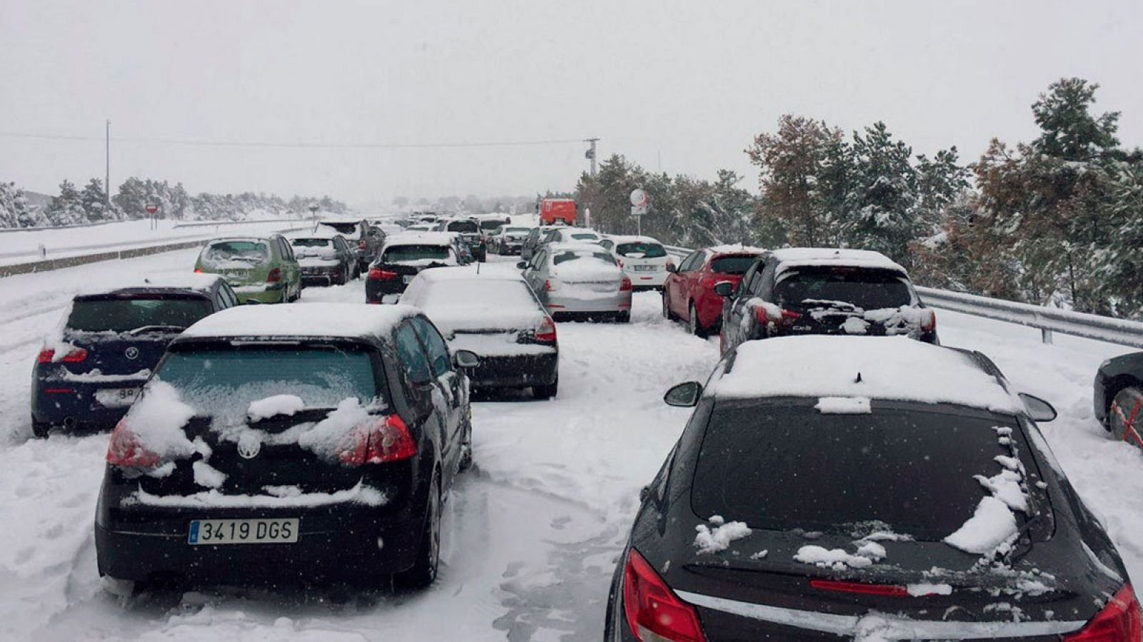 Decenas de vehículos atrapados en la nieve caída en la AP-6 el 6 de enero