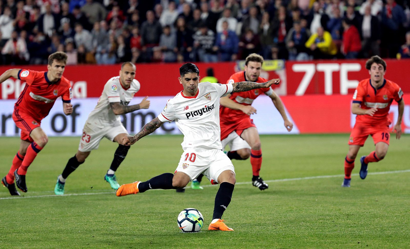 Éver Banega lanza el penalti para marcar el primer gol sevillista ante la Real Sociedad.