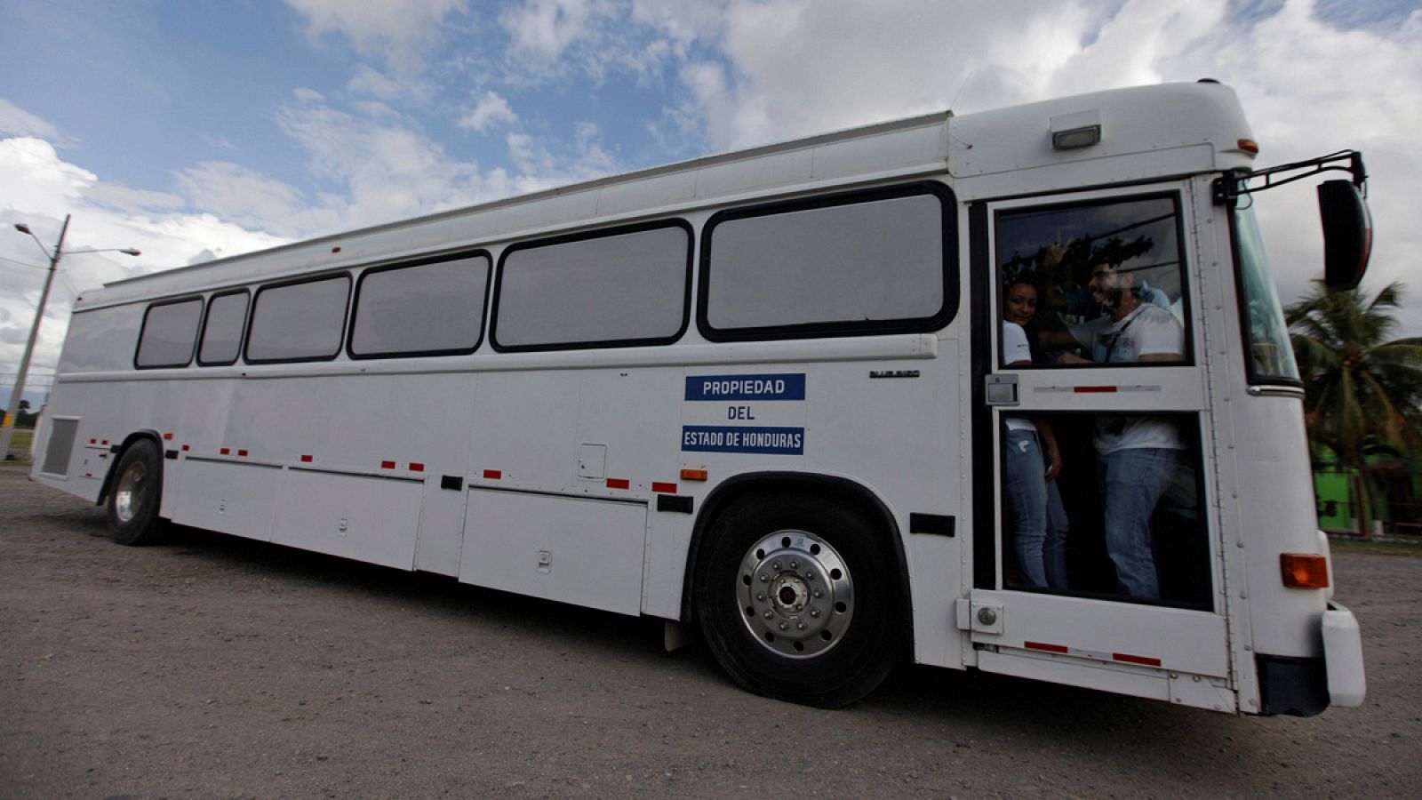 Imagen de archivo de un autobús que traslada a varias personas deportadas desde Estados Unidos a Honduras