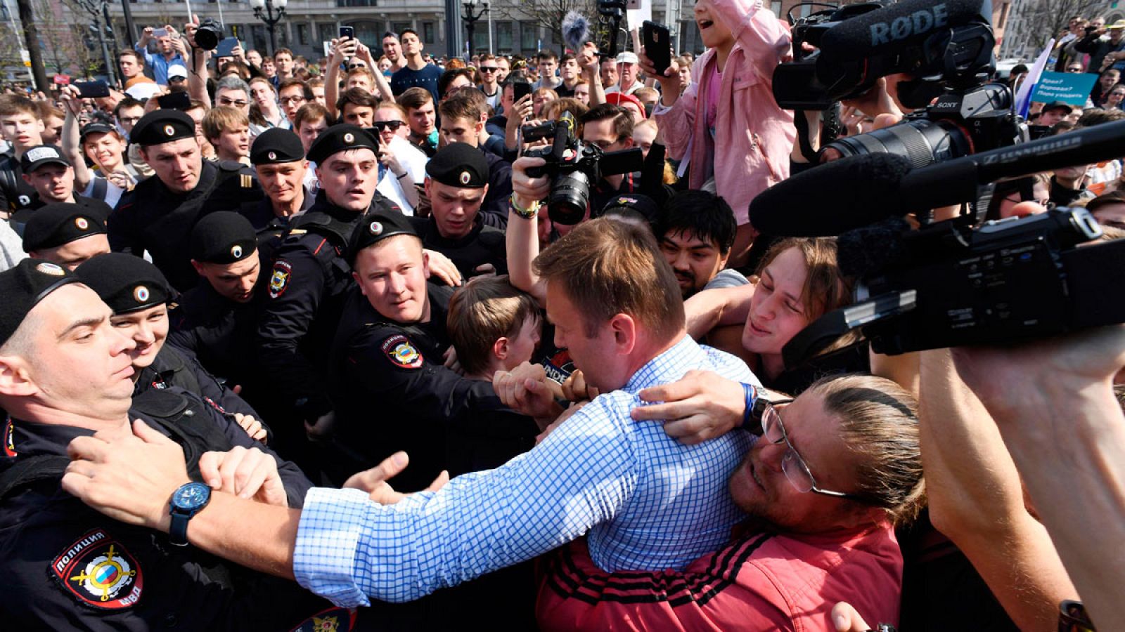 La policía detiene al líder opositor Alexéi Navalni en el centro de Moscú