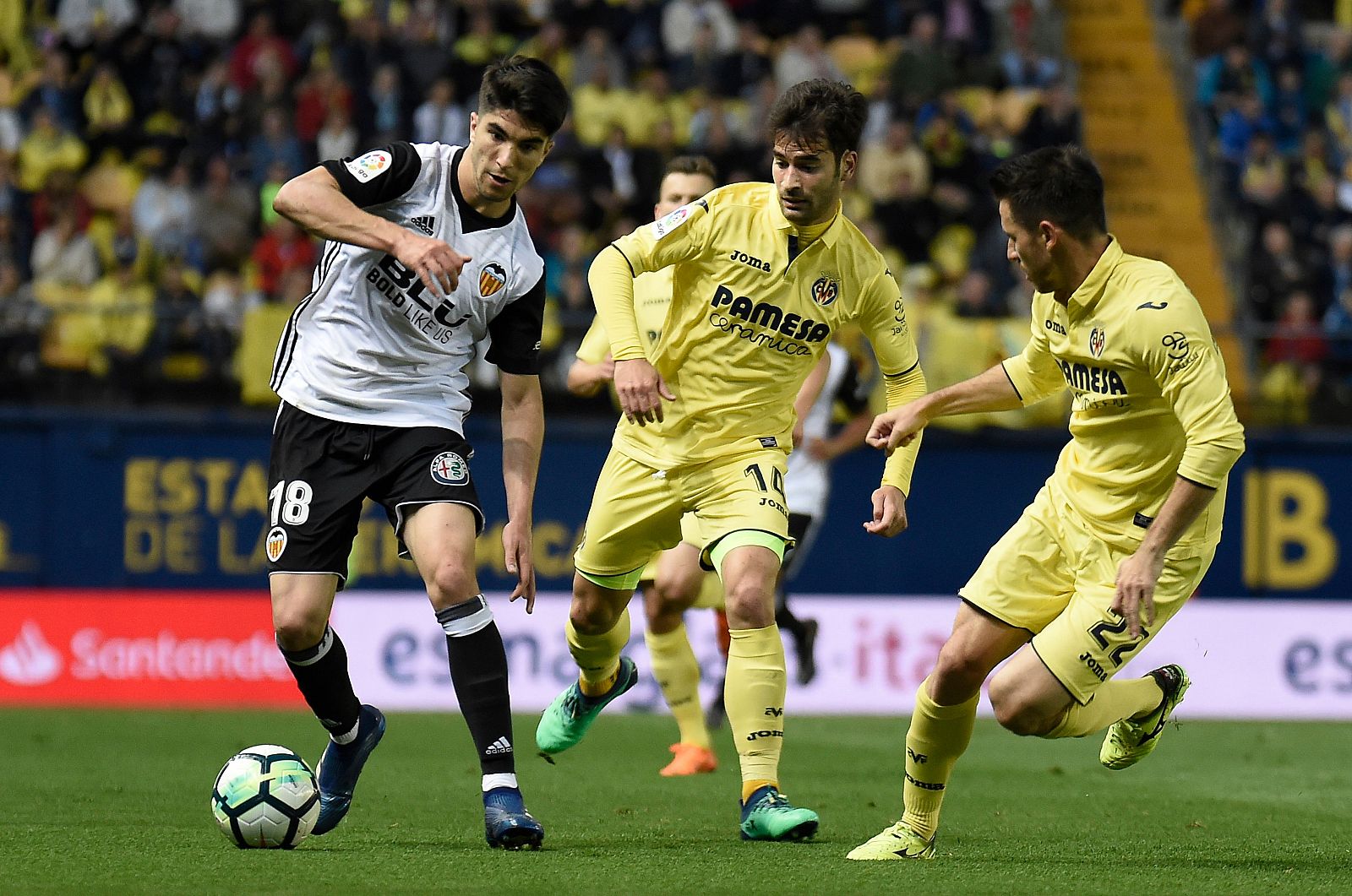 Trigueros y Rukavina durante el derbi valenciano.