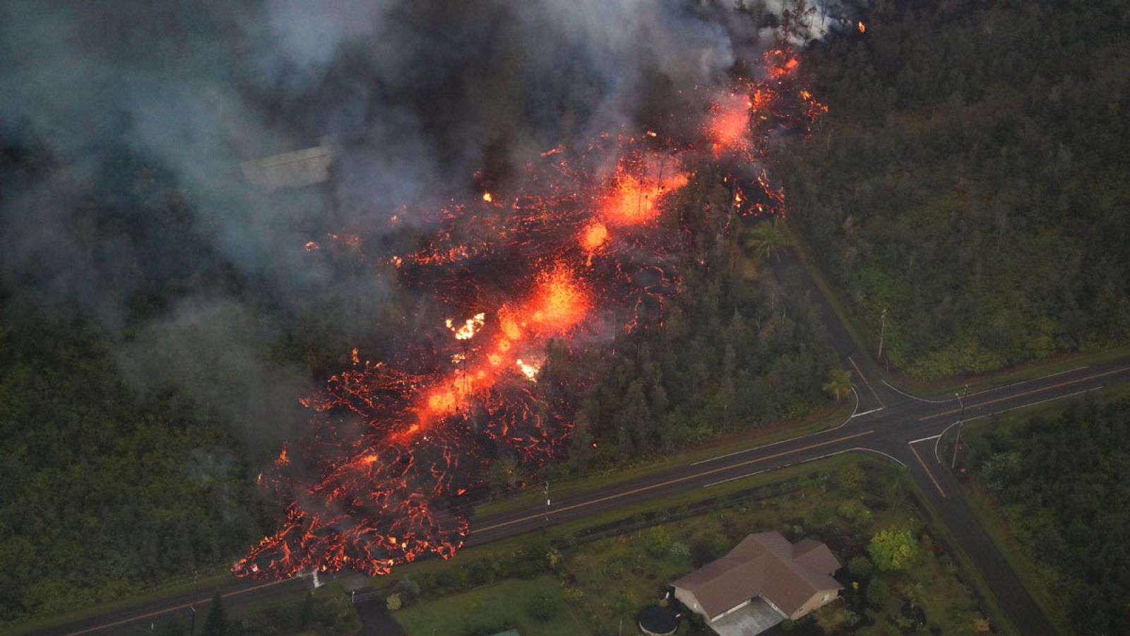 Cinco viviendas han sido arrasadas por la lava y más de 1.700 vecinos evacuados