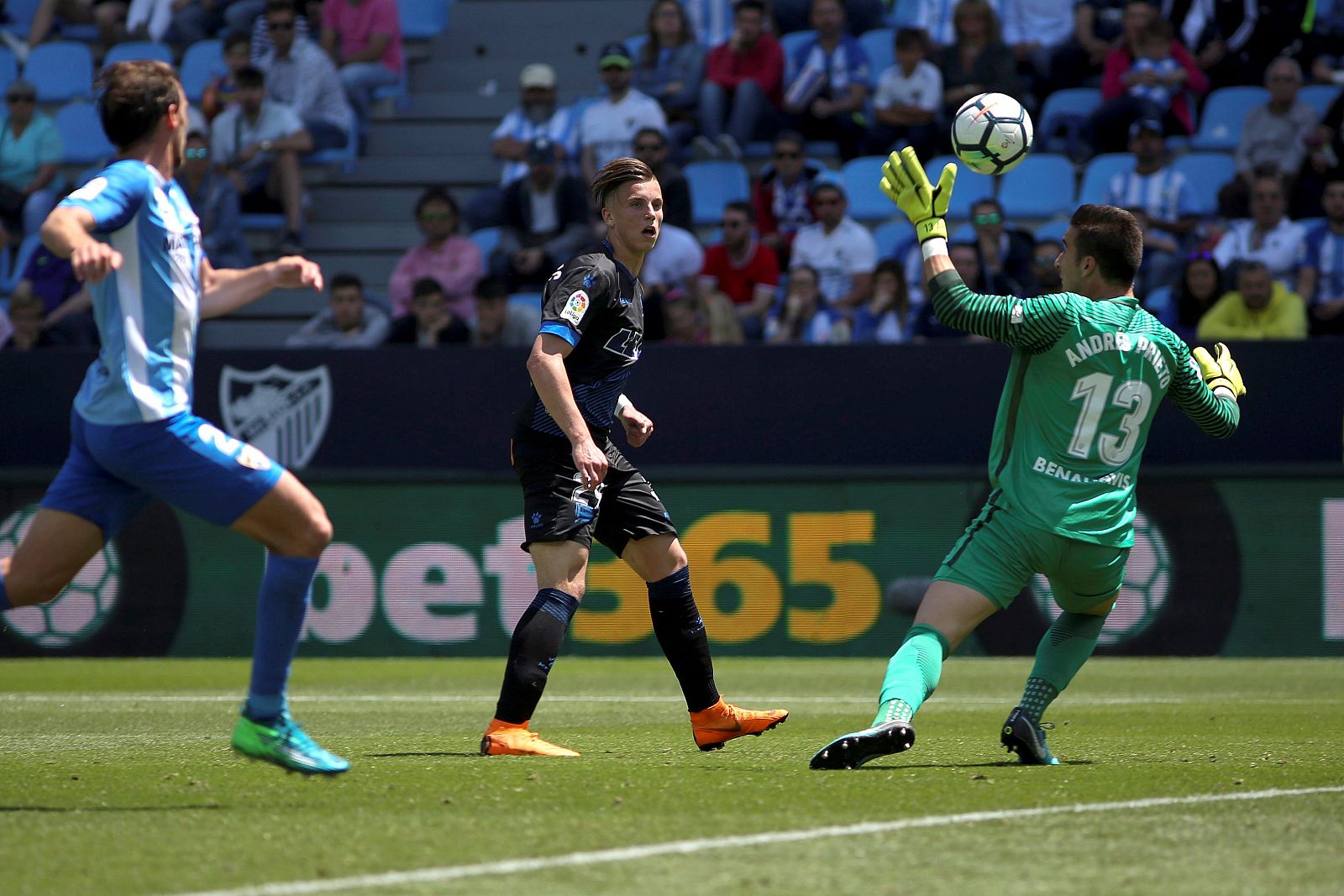 Demirovic marca un gol ante la presencia del portero del Málaga, Andrés Prieto.