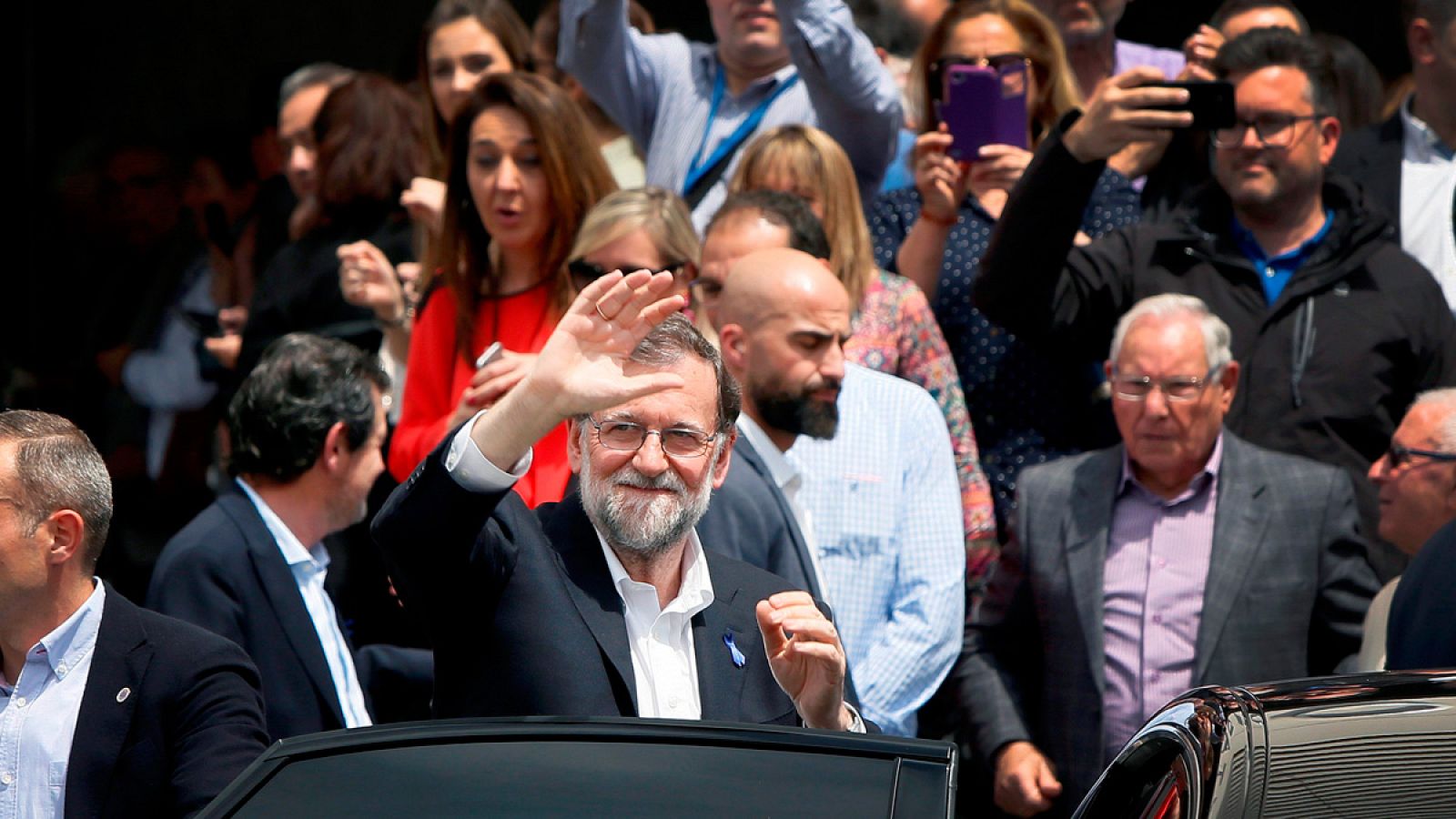 El presidente del gobierno, Mariano Rajoy, saliendo del acto del PP en Alicante