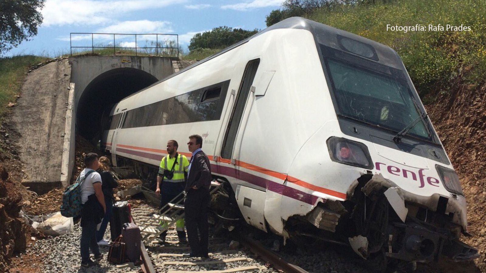 El tren ha descarrilado debido a un desprendimiento de hormigón cuando pasaba por un túnel cerca de Zafra