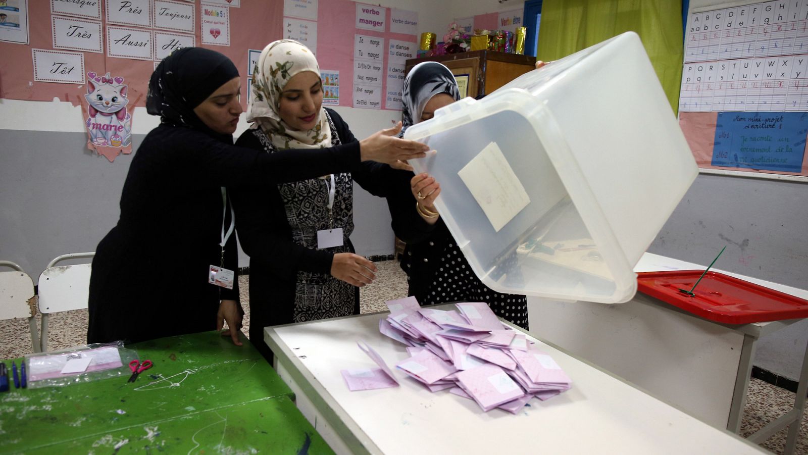 Recuento de las primeras elecciones municipales en Túnez tras la dictadura
