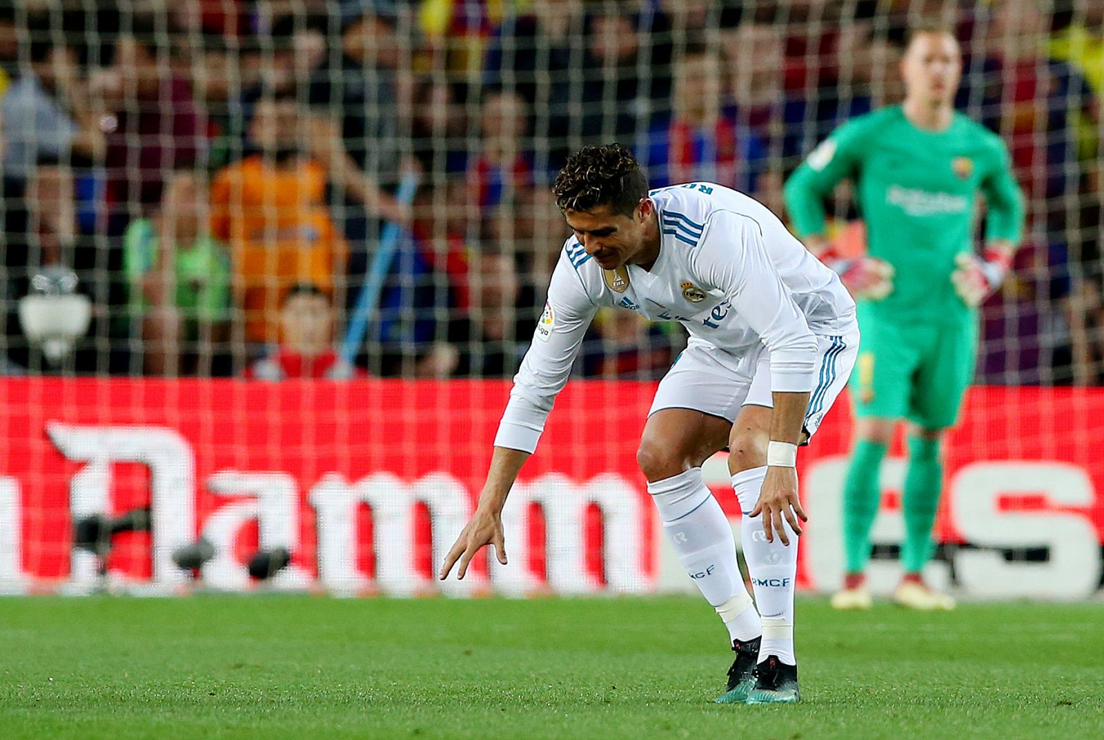 Cristiano Ronaldo cae lesionado en el Camp Nou