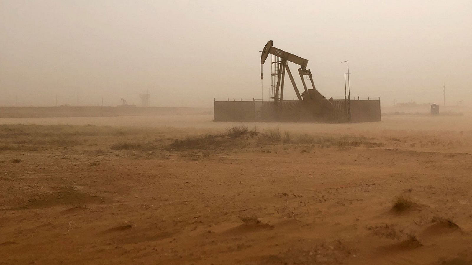 Un pozo de petróleo en la región texana de Midland durante una tormenta de arena