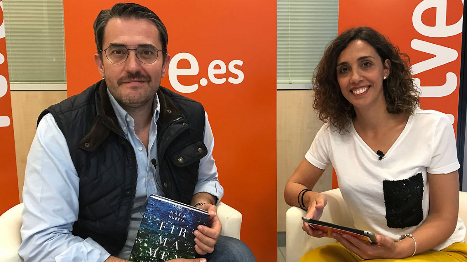 Màxim Huerta con Raquel M. Alonso y su novela 'Firmamento'