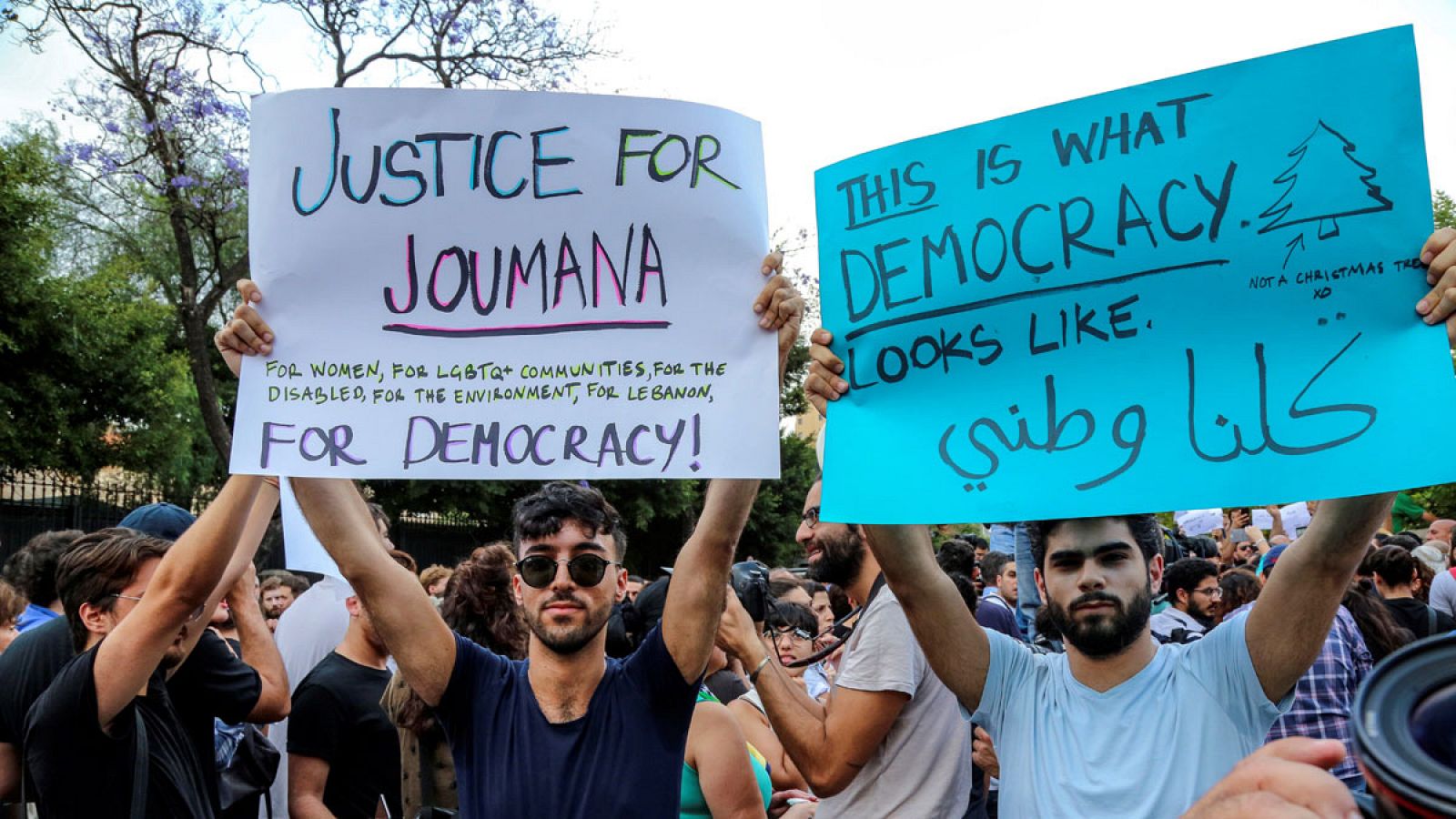 Seguidores de la activista y escritora Joumana Haddad muestran pancartas durante una manifestación frente al Ministerio del Interior en Beirut (Líbano)