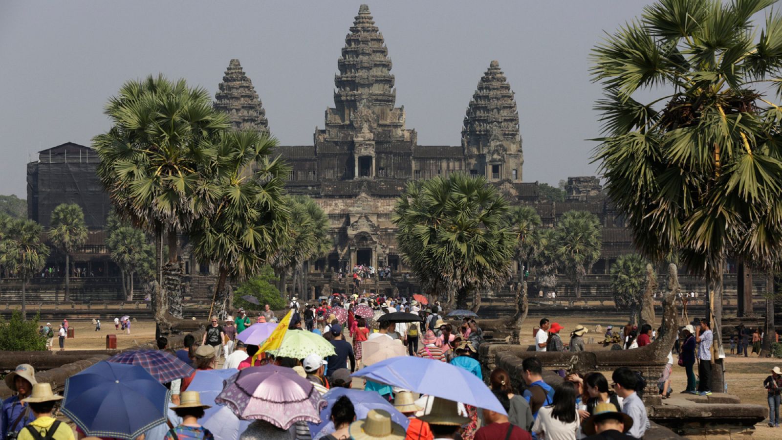 Cientos de turistas visitan el templo de Angkor Wat, en Camboya.