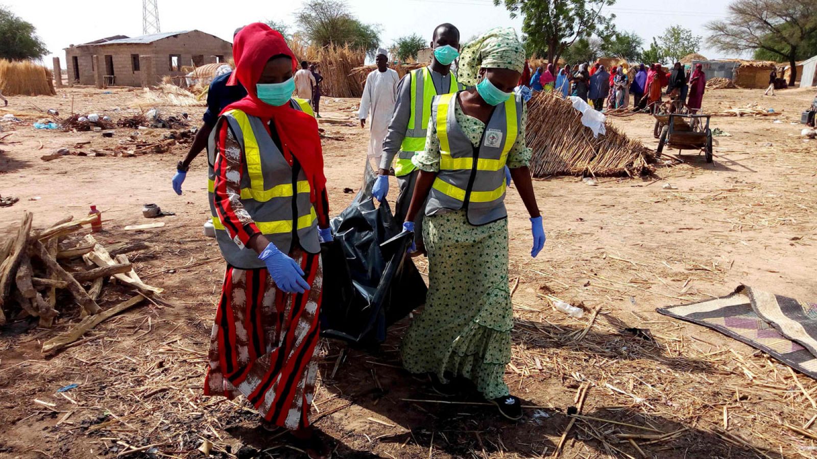 Personal sanitario traslada el cadáver de una víctima de un atentado suicida múltiple reivindicado por Boko Haram en la localidad nigeria de Maiduguri