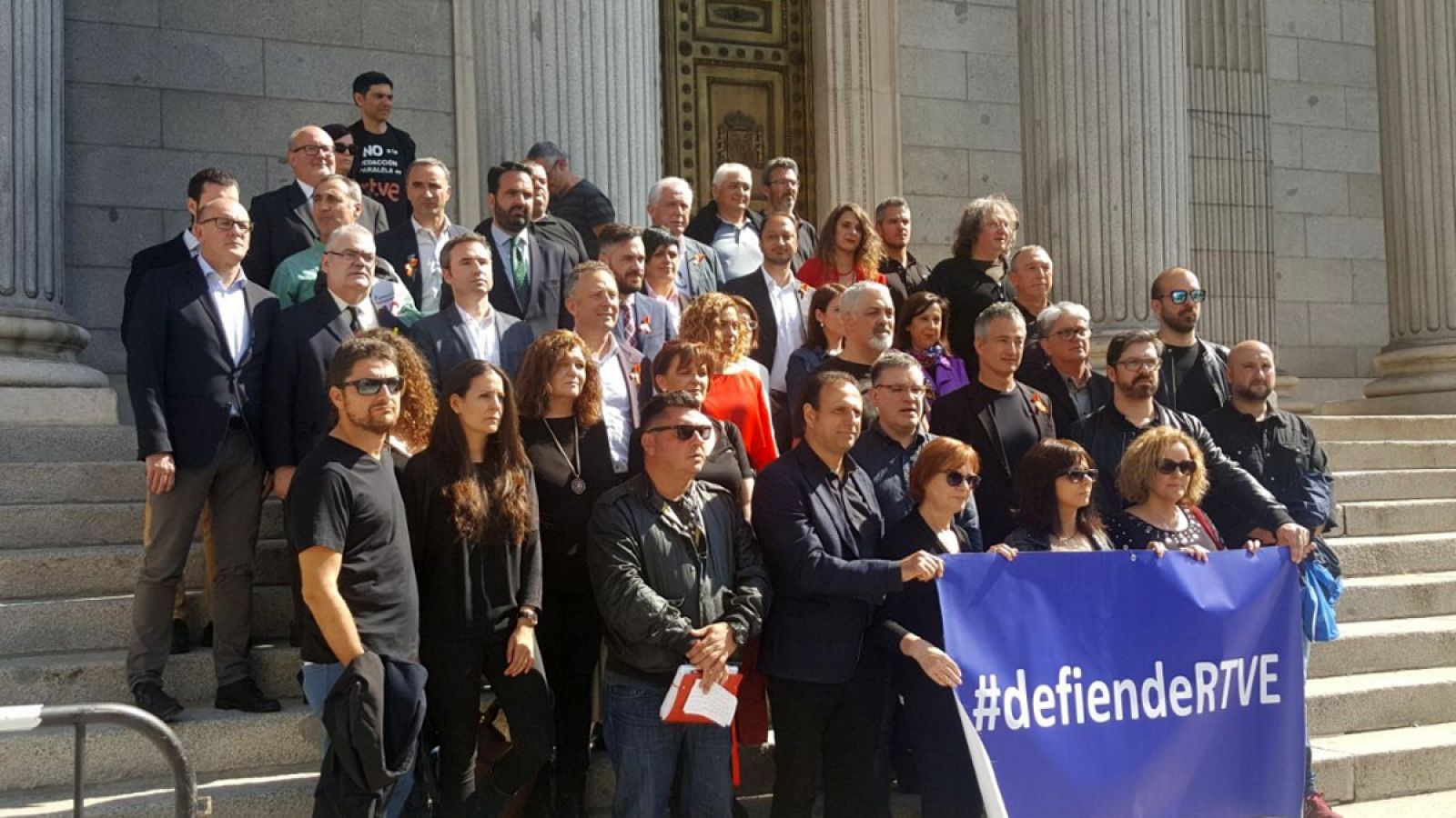 Grupos parlamentarios junto a trabajadores de RTVE en el Congreso