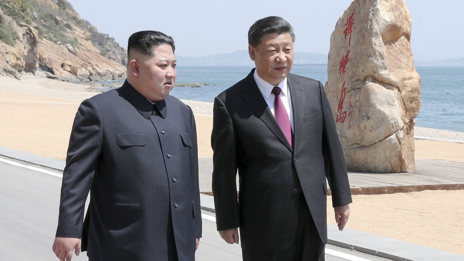 El presidente chino Xi Jinping y su homólogo norcoreano Kim Jong-un pasean en Dalian, China