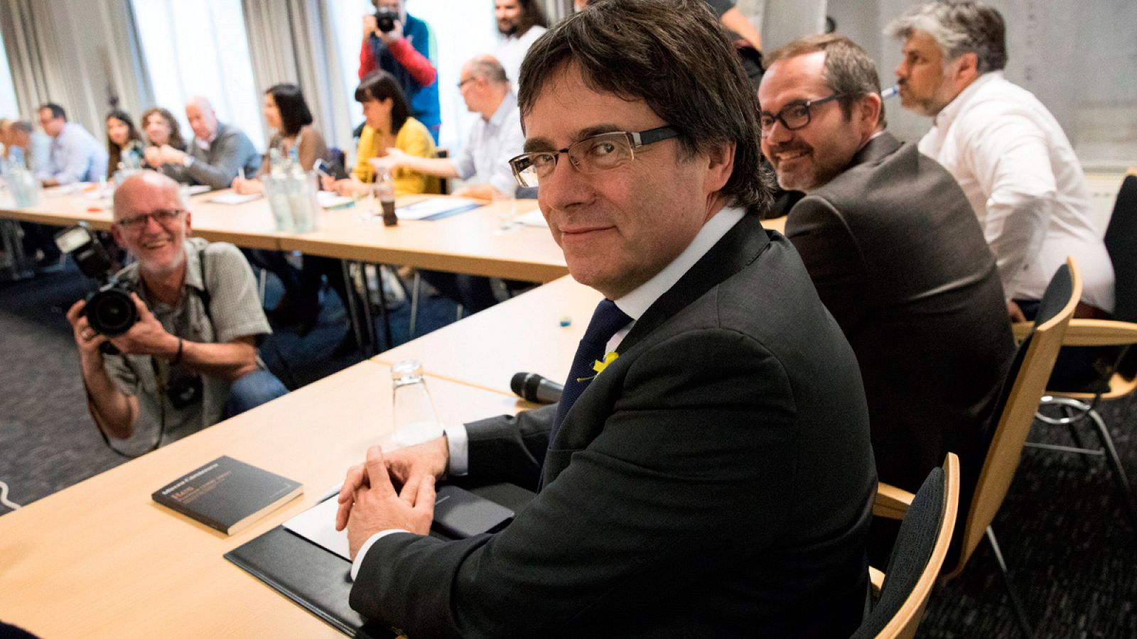 El expresidente de la Generalitat de Cataluña Carles Puigdemont, reunido en Berlín con diputados de JxCat