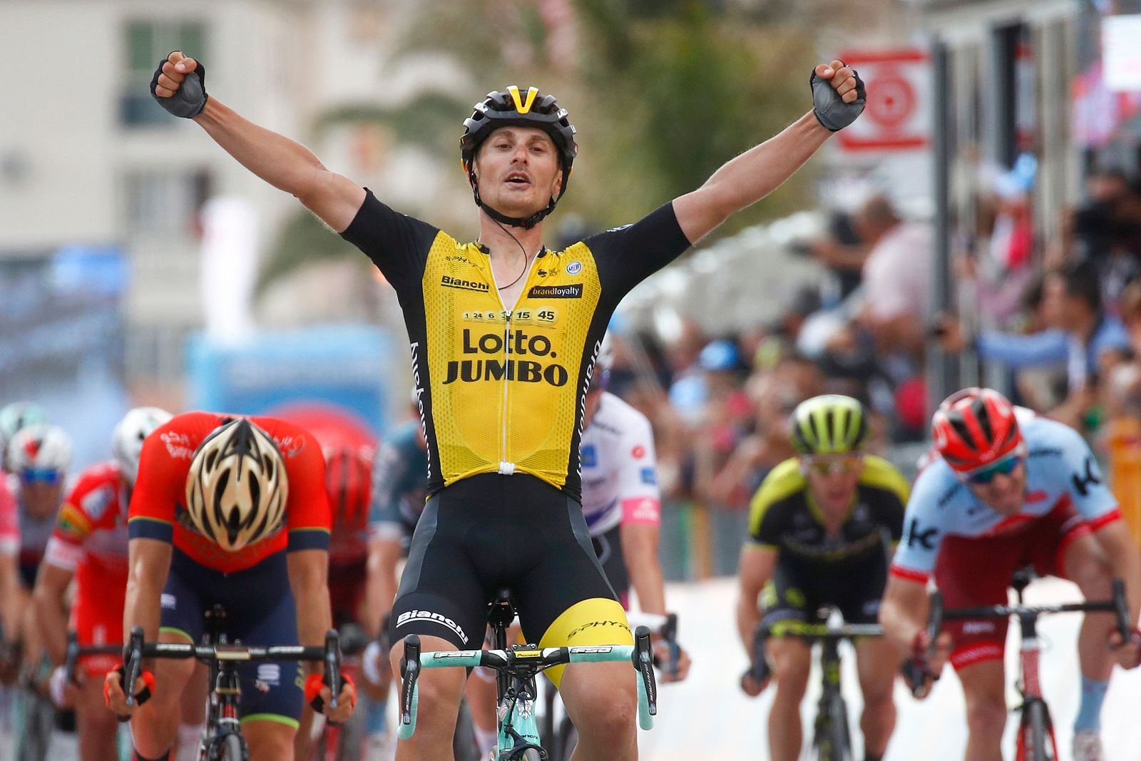 El italiano Enrico Battaglin celebra la victoria en la etapa 5 del Giro 2018.