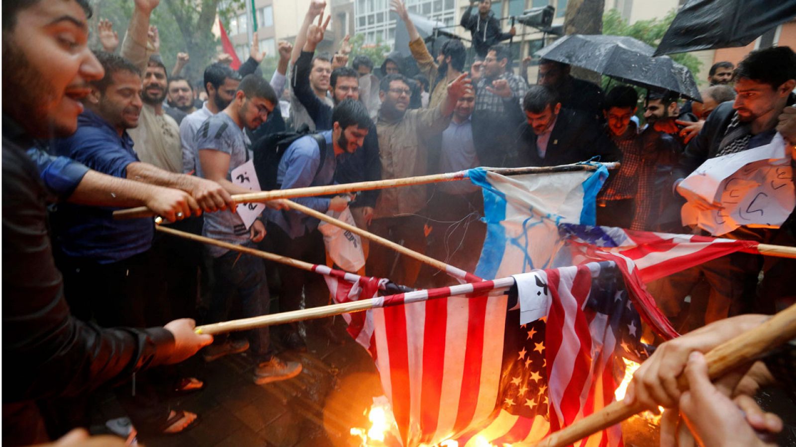 Manifestantes queman las banderas de EE.UU. e Israel este miércoles en Teherán