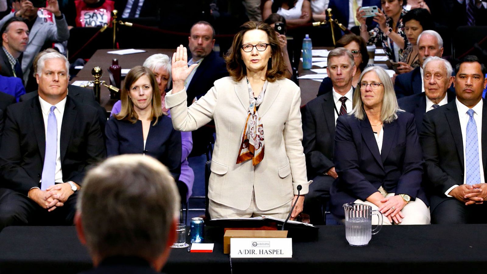 La candidata a dirigir la CIA, Gina Haspel, presta juramento antes de comparecer ante el Comité de Inteligencia del Senado para su confirmación