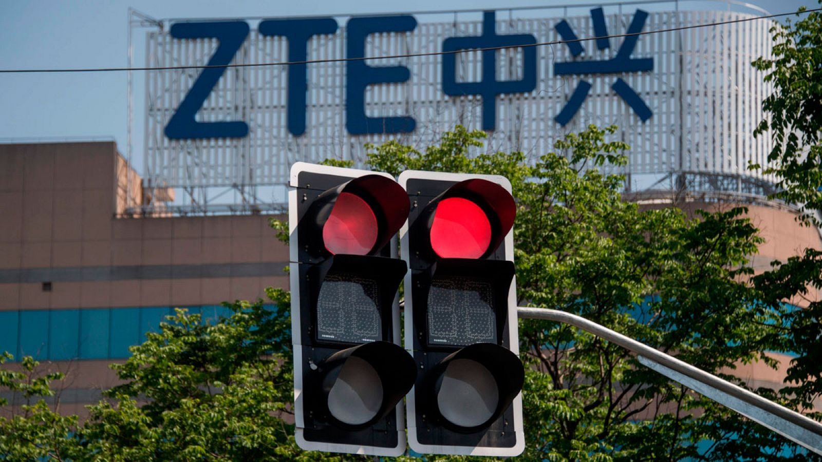Logo de la empresa tecnológica ZTE en un edificio de la ciudad china de Shanghai