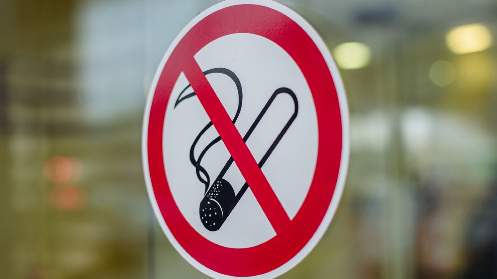 Los espacios libres de tabaco no garantizarían la ausencia de sus sustancias tóxicas.