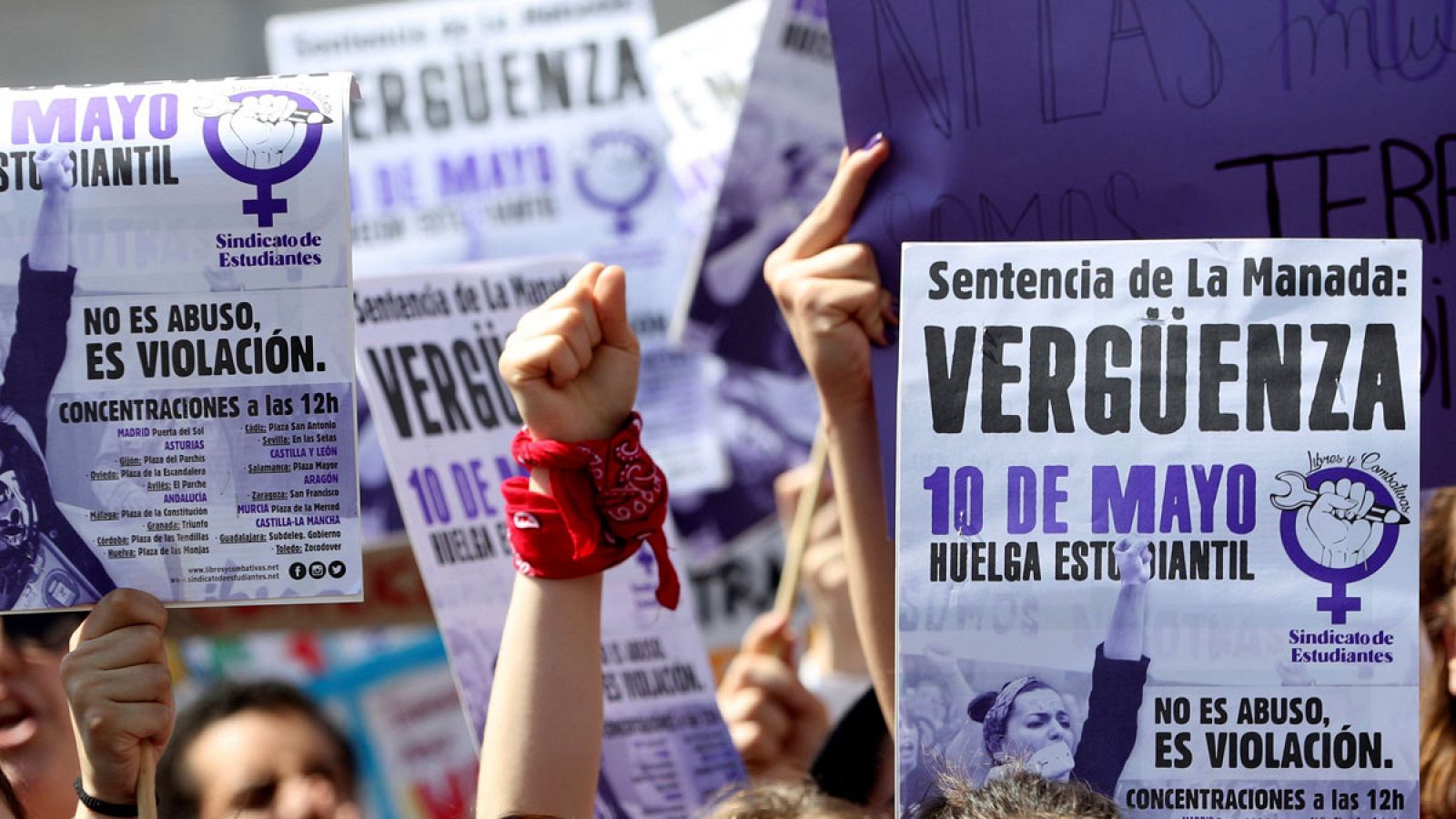 Estudiantes manifestándose en el centro de Madrid contra la sentencia a 'La Manada' al considerar que "ampara a los violadores"