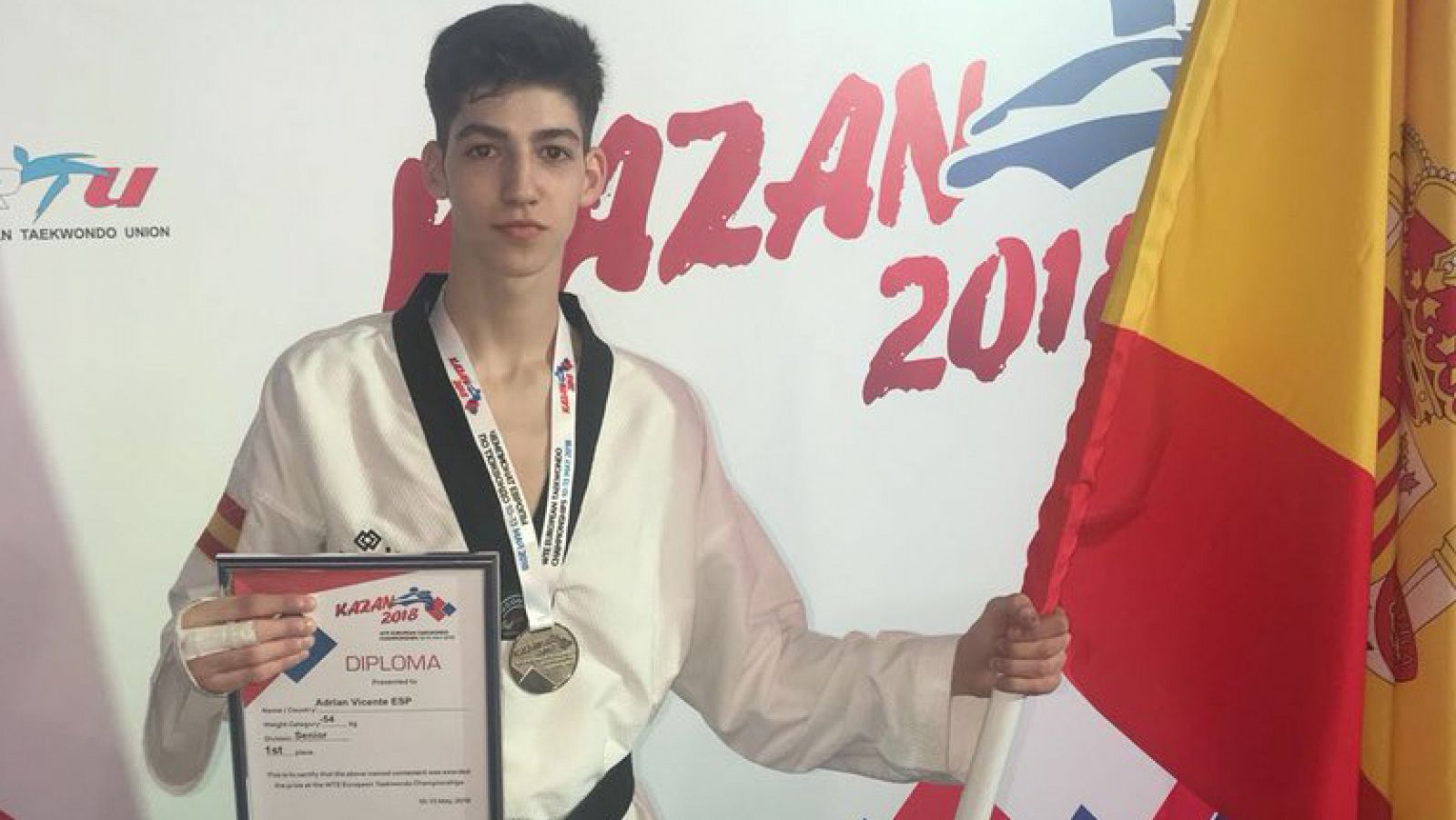 El taekwondista español Adrián Vicente, con su medalla.