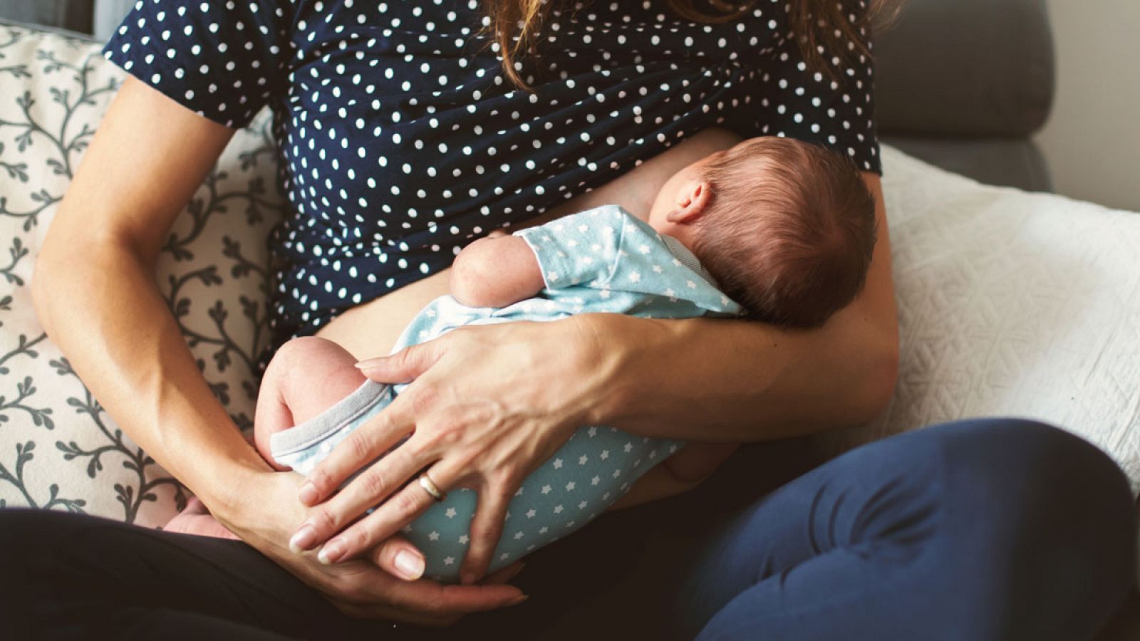 Una madre amamanta a su hijo