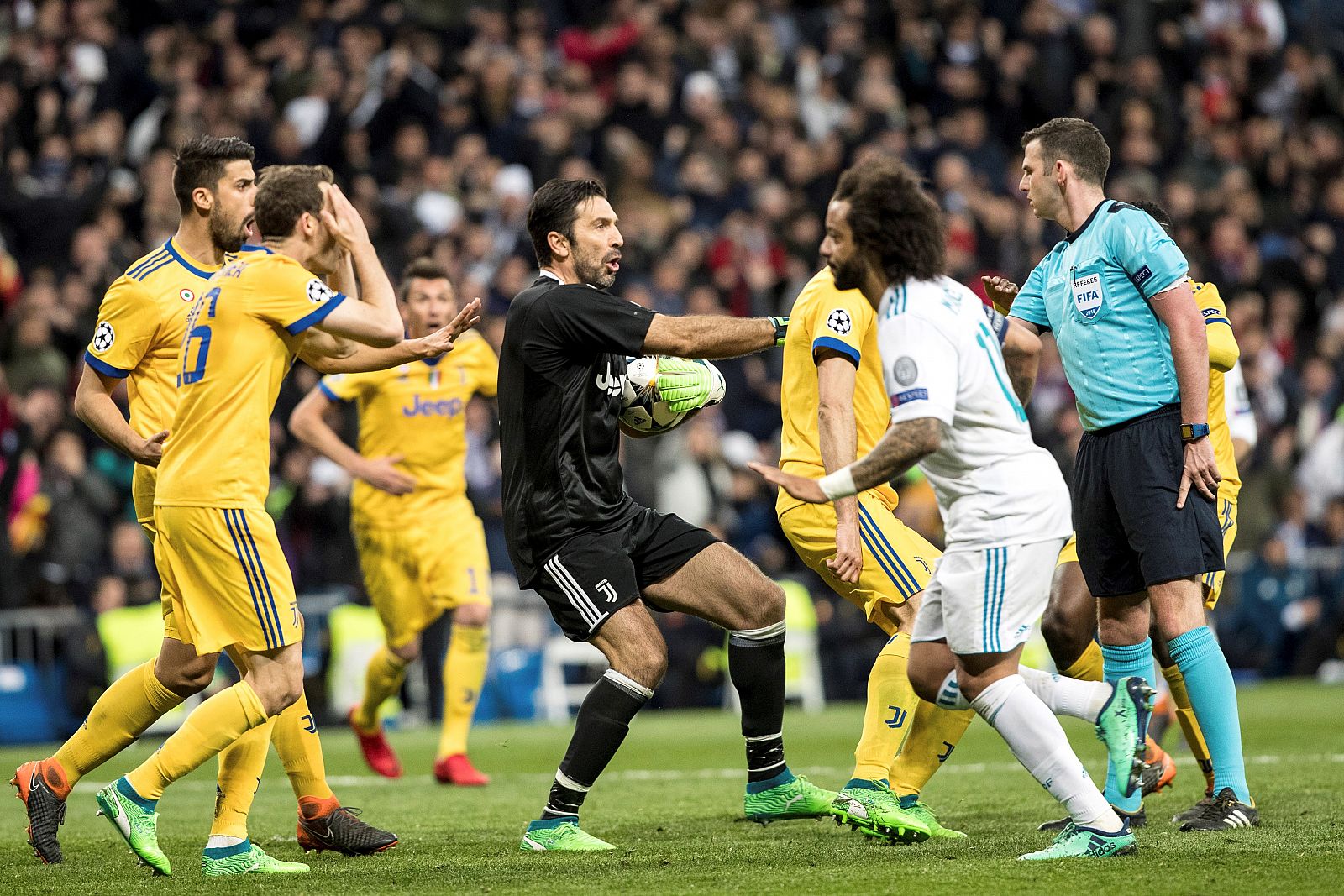 Buffon protesta al árbitro tras pitar penalti a favor del Madrid