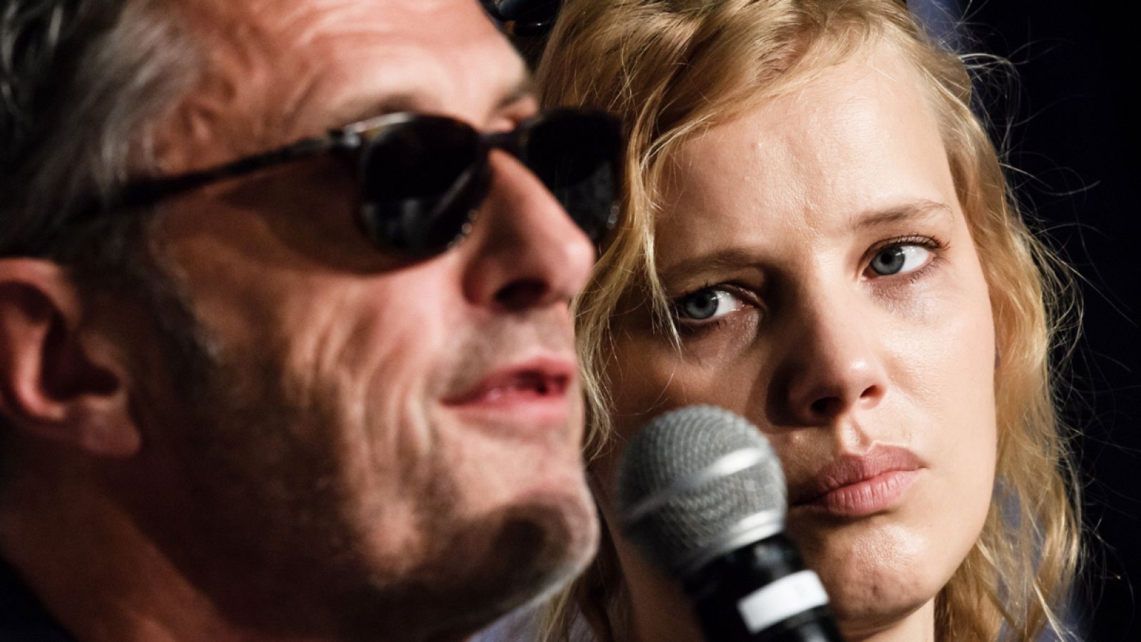 El cineasta polaco Pawel Pawlikowski y la actriz Joanna Kulig, durante la presentación de la película 'Cold War'.