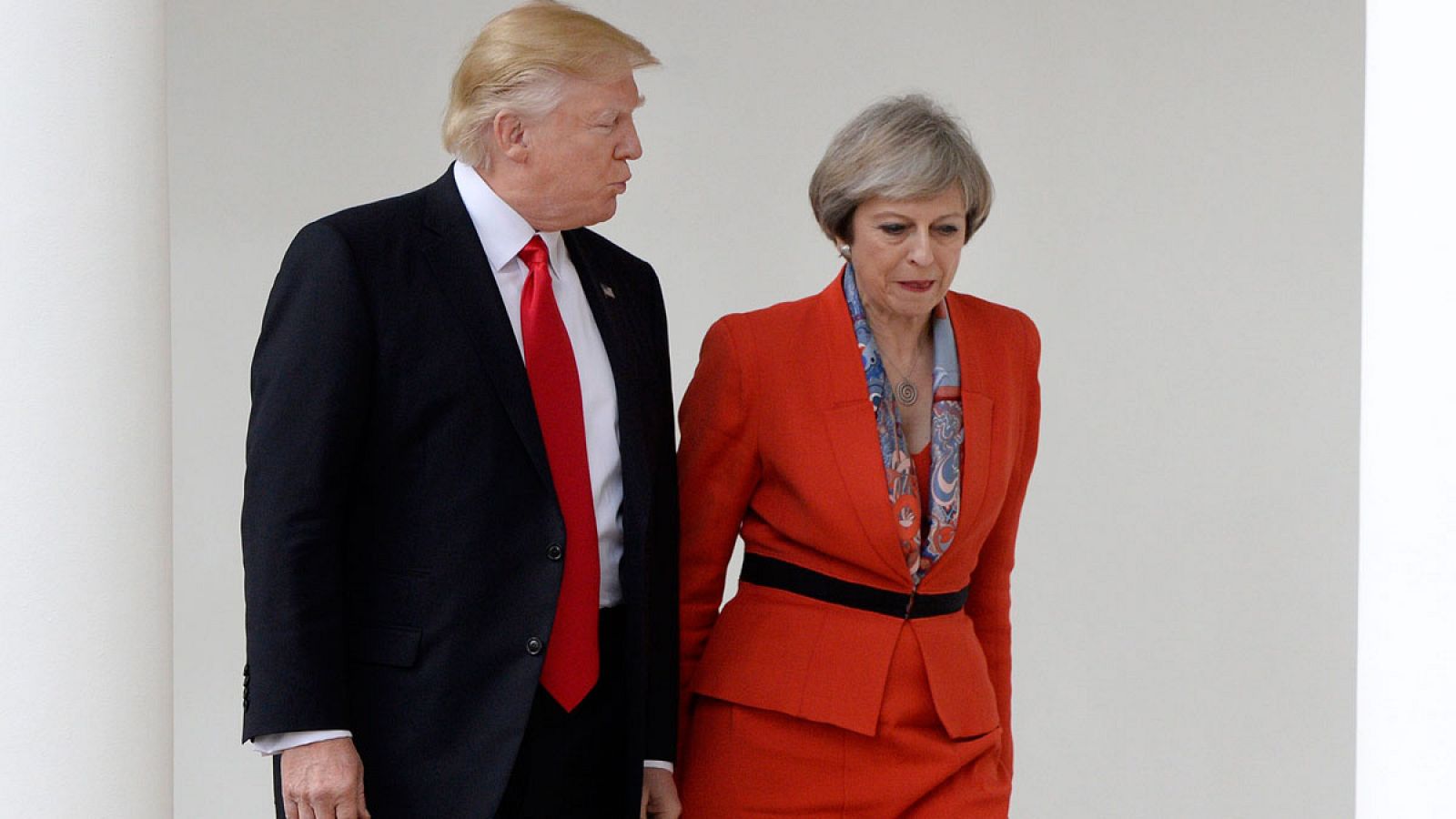 El presidente estadounidense, Donald Trump (i), caminando junto a Theresa May (d), en la Casa Blanca, en Washington, Estados Unidos, el 27 de enero de 2017.