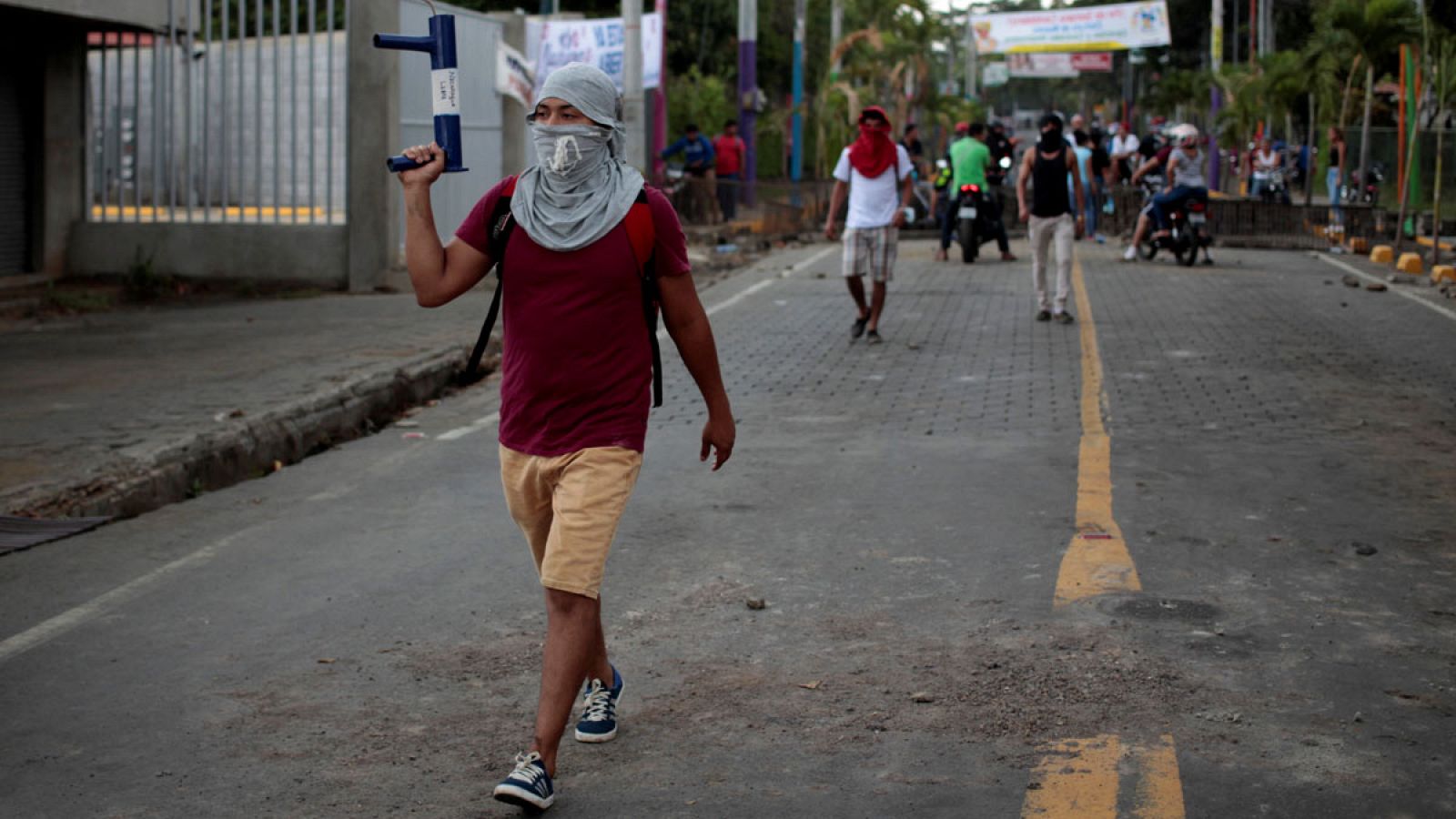 Un manifestante con un mortero hecho a mano durante las protestas del viernes 11 de mayo de 2018 en Managua, Nicaragua.
