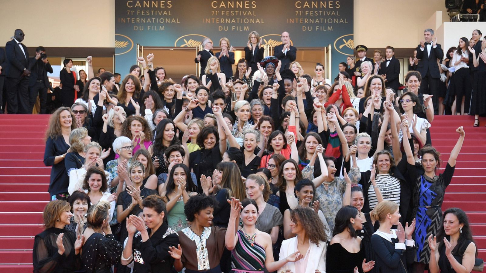 Más de 100 mujeres claman por la igualdad salarial en el Festival de Cannes