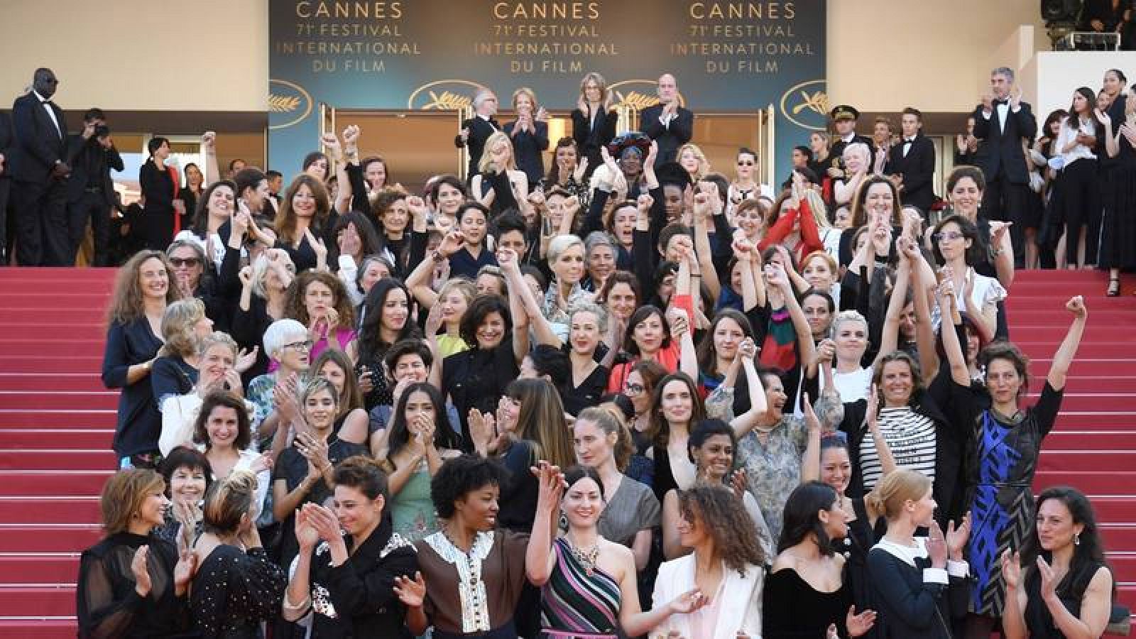 Más de 100 mujeres claman por la igualdad salarial en el Festival de Cannes