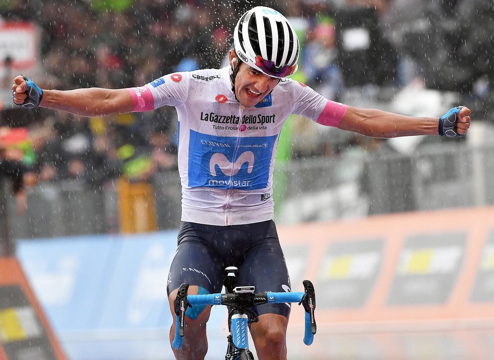 Carapaz celebra su triunfo en el Giro