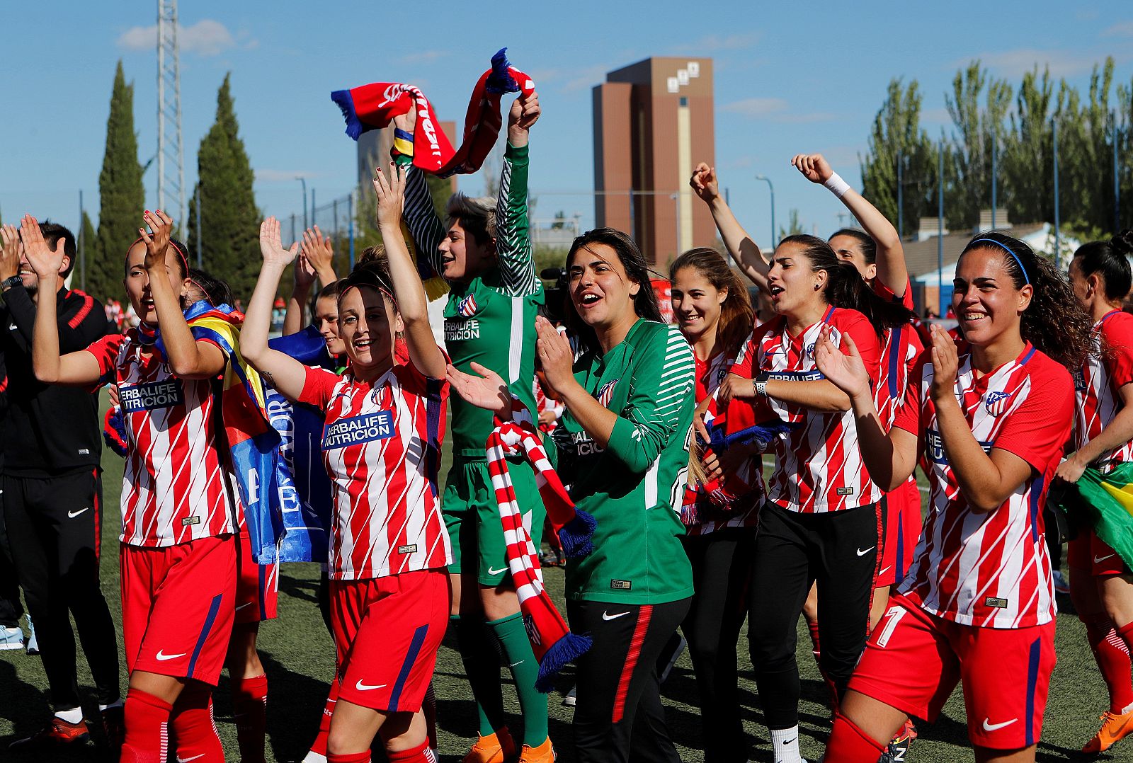 Las jugadoras del Atlético femenino celebran el campeonato