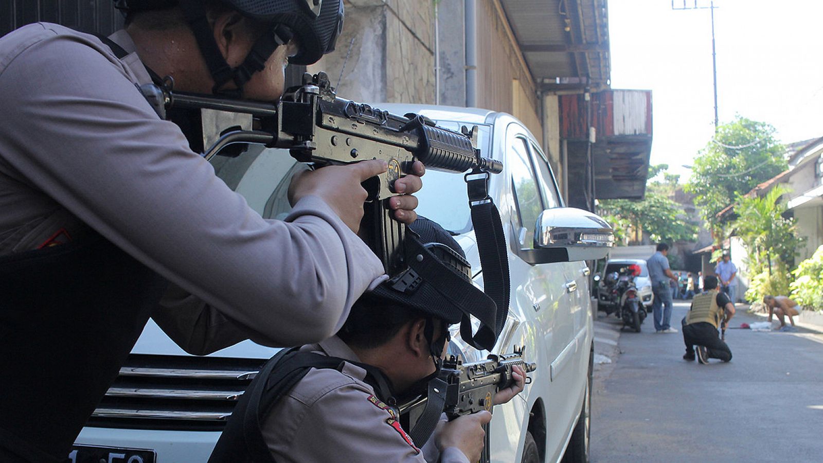 Policías apuntan a un hombre sospechoso tras el atentado contra la comisaría de Surabaya, Indonesia