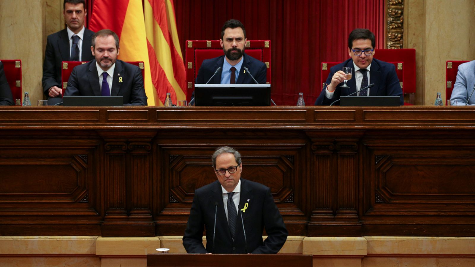 El candidato a presidente de la Generalitat, Quim Torra, con el presidente del Parlament catalán, Roger Torrent