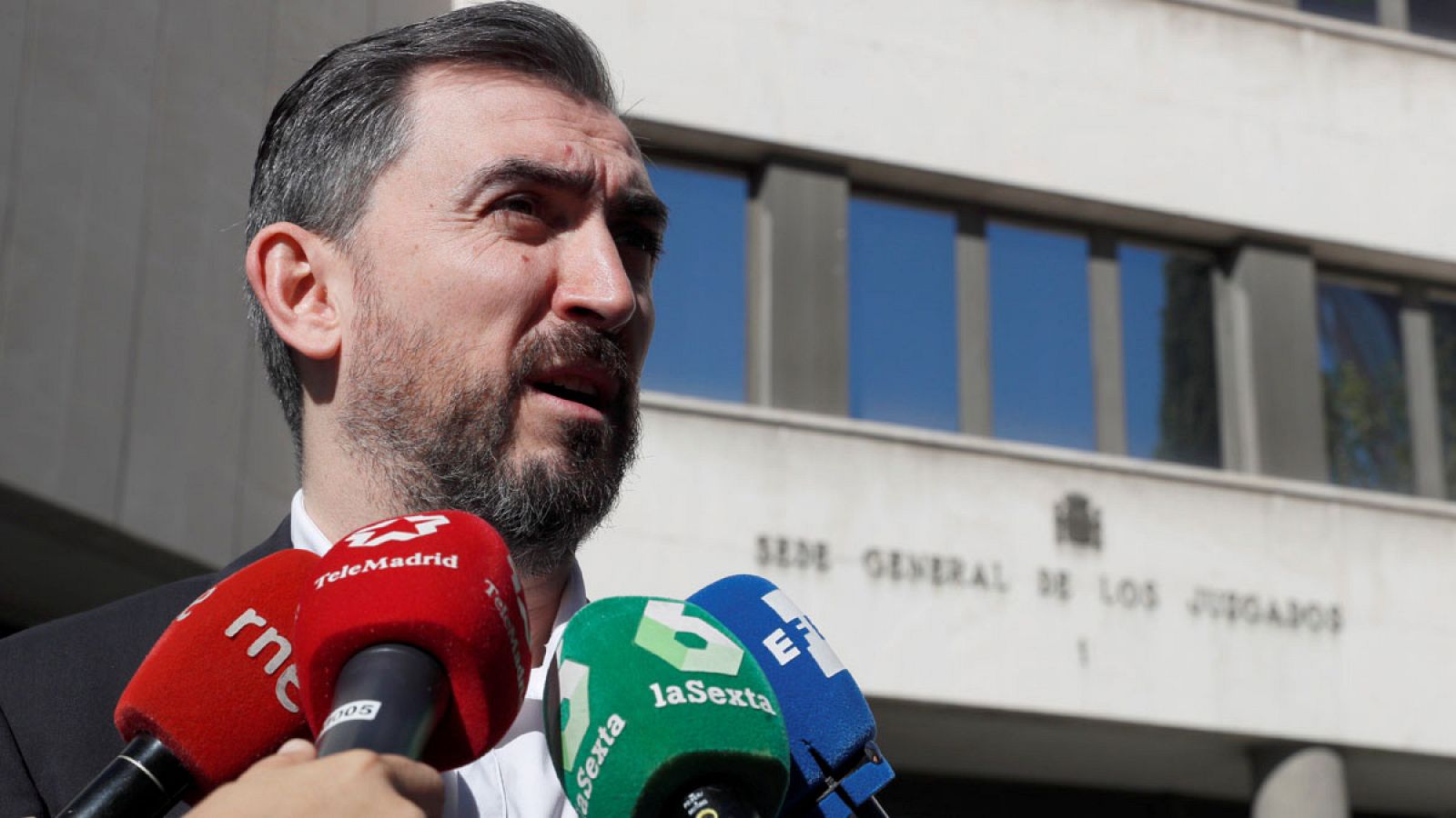 El director del periódico digital eldiario.es, Ignacio Escolar, a su salida de los juzgados donde ha testificado en el caso del máster de Cifuentes