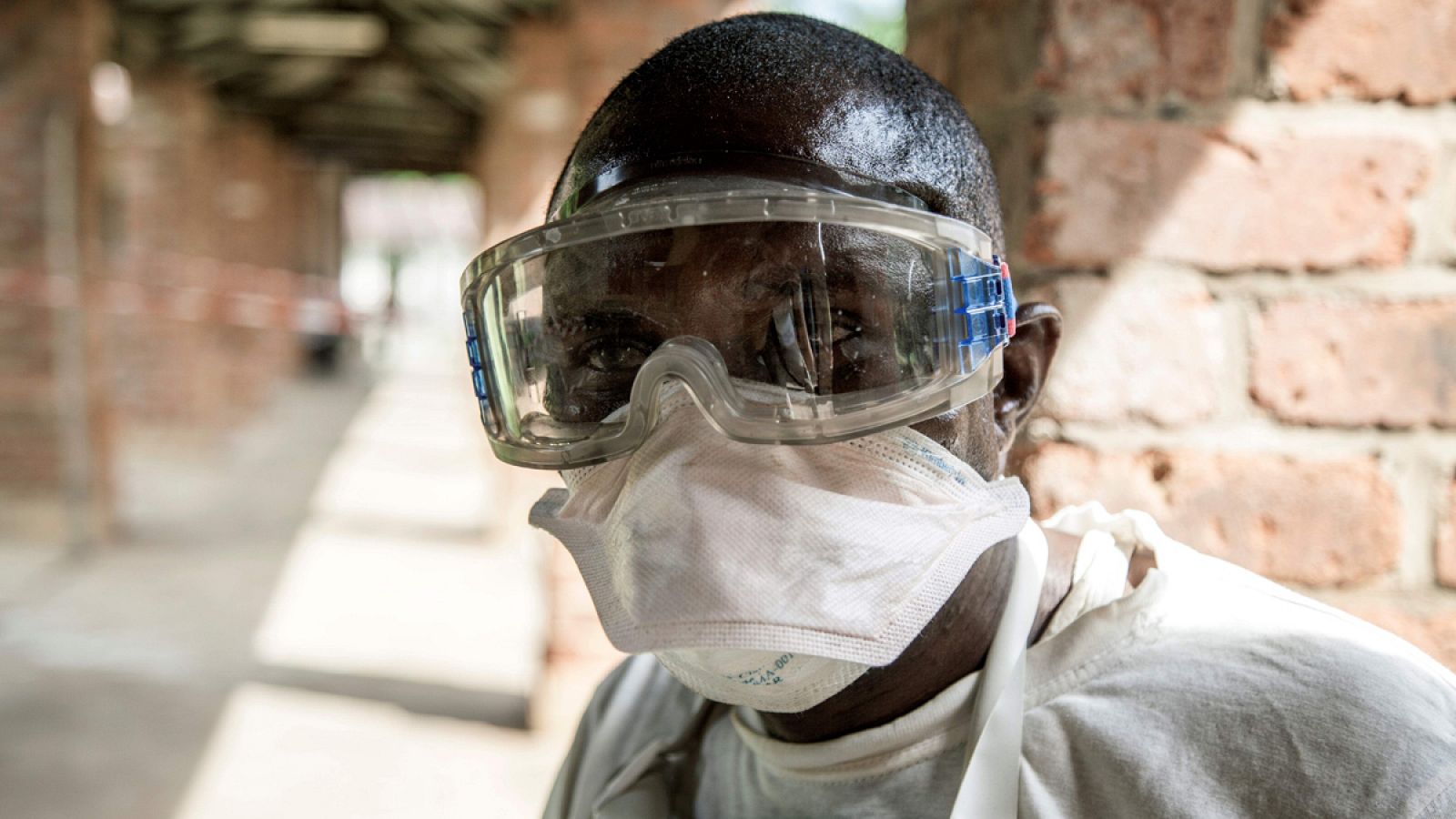 Trabajador sanitario fotografiado en el hospital de Bikoro, en República Democrática del Congo.